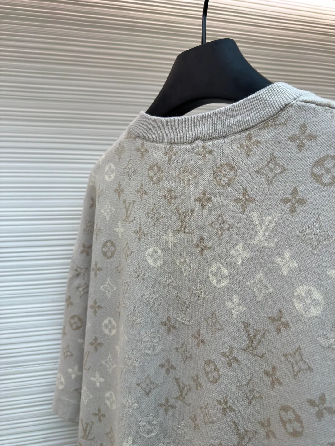 LOUIS VUITTON letter gradient jacquard short sleeves ●Original version: Purchased and developed by 9545 ●Item number: 1681787-A60 ●Fabric: cotton fabric ●Technology: knitted jacquard production ●Color: light apricot ●Version: fitted version ●Weight: about 405 grams ●Size: XS-S-M-L ●Description: Using high-count cotton blended knitting technology, the body uses intarsia jacquard technology to fully present the brand's signature. The texture of apricot, light rice, and light brown yarns is interwoven to achieve a three-dimensional layering and soft gradient texture of the pattern. The neckline is trimmed with ribbing of the same color, taking into account elasticity and shaping effects; the short-sleeved sleeves are seamlessly knitted in one piece to reduce seam friction. The fabric is pre-shrunk to ensure it is not easily deformed after wearing, while retaining the breathability and drape of knitted materials. The overall process combines the brand's classic logo with comfortable knitting, and the stitch pitch error of each jacquard texture is controlled within 0.1mm, which not only highlights the exquisite details, but also adapts to the relaxed needs of daily wear. The overall wiring is straight and delicate, the fabric is comfortable and soft, and the color is consistent without color difference. It can be matched with the same style to create a fashionable look and control various occasions. Customized accessories, complete with three standards, same style for men and women!
